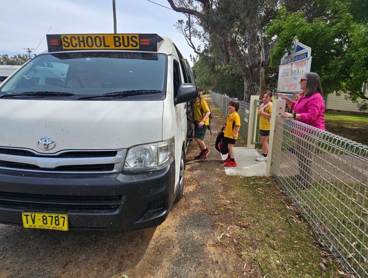 school bus picking up students in the afternoon